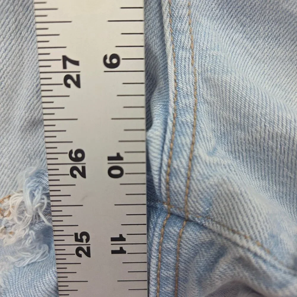 American Eagle Light Wash Daisy Embroidered Denim Shorts Size 4